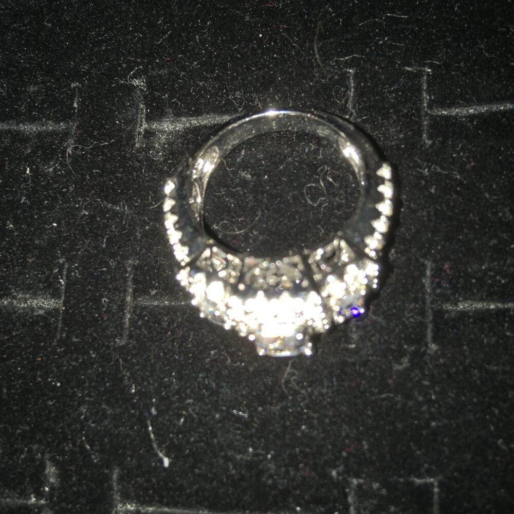 Beautiful Ring Size 7 - Picture 4 of 4